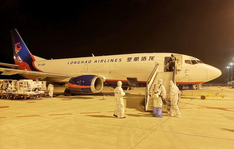 图为:海关关员对航班进行卫生检疫处理